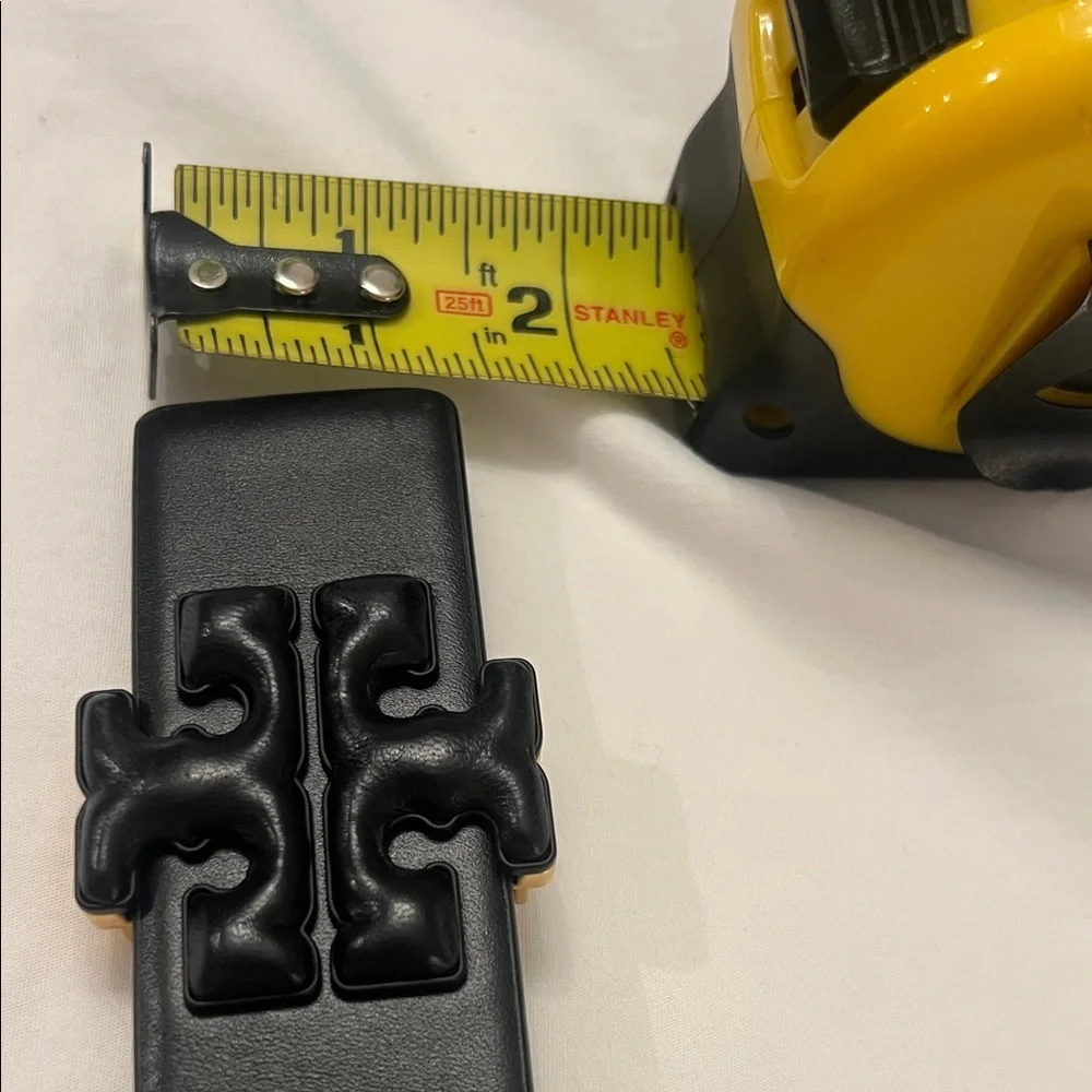 Tory Burch ] Eleanor Black Leather Belt ] Raised Leather Logo Buckle